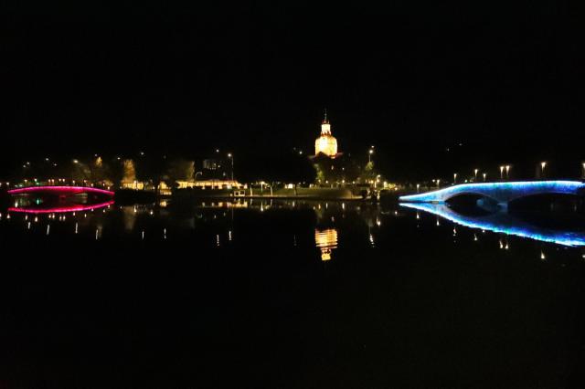 Los puentes del parque de la Alameda se iluminan con motivo del Día Internacional de la Muerte Perinatal