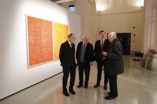 Javier Solana sorprende con su visita a la exposición 'Miradas fragmentadas' en Toledo