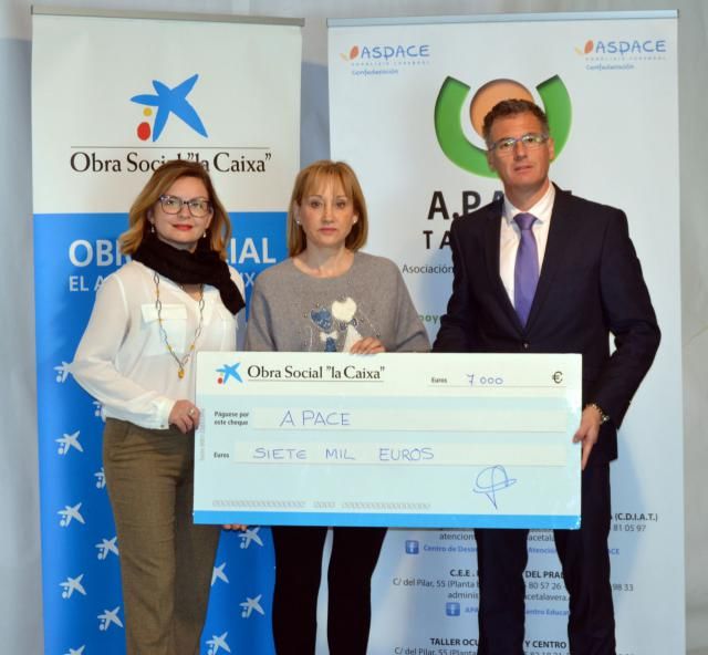 Entrega del cheque de La Caixa a APACE