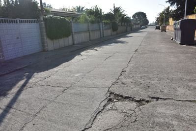 Los vecinos del Chaparral Bajo se quejan del estado del acerado y asfaltado de sus calles