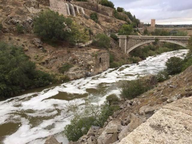 La Cátedra del Tajo responde al presidente de CHT por el origen de las espumas en Toledo