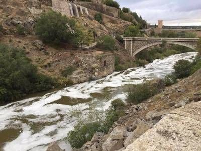 Vuelven las espumas al Tajo a su paso por Toledo (IMÁGENES)