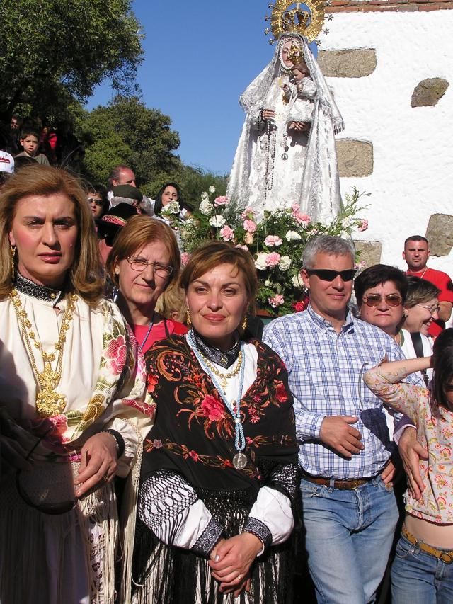 Cecilia, primera de la izquierda, Cofrade Mayor.