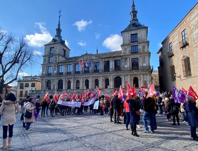 Las trabajadoras de limpieza se concentran en el Ayuntamiento de Toledo