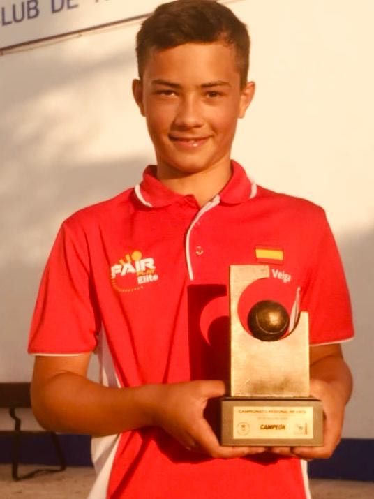 Fabio Vega con el trofeo 