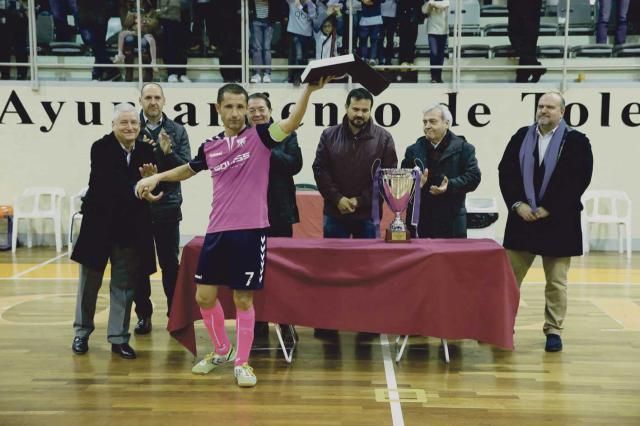 Justo Cáceres recibe el trofeo de subcampeón