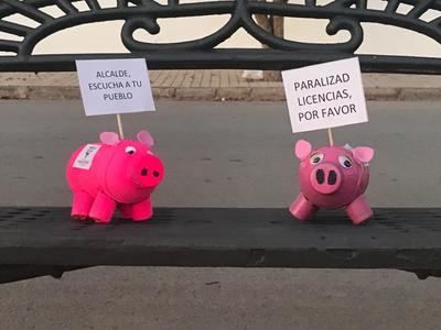 1990 cerdos salen a la calle para manifestarse contra las macrogranjas porcinas