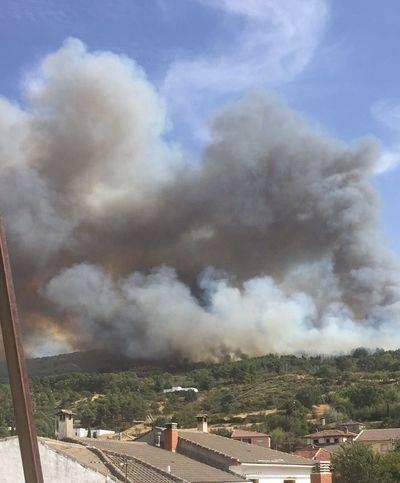 Estabilizan el incendio declarado ayer en San Pablo de los Montes