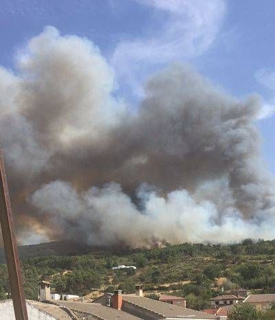 17 efectivos siguen trabajando en la extinción del fuego de San Pablo de los Montes