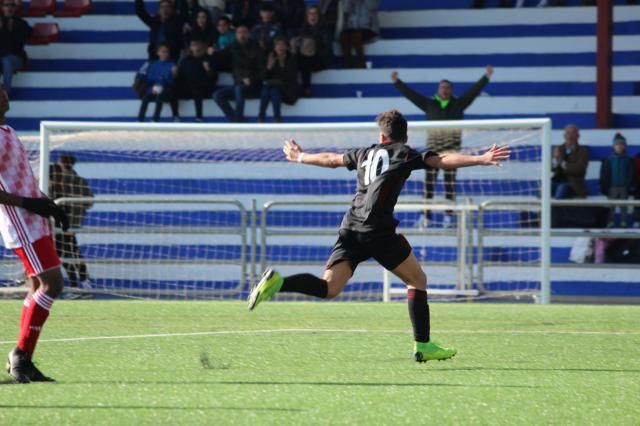 Valentín celebra el único gol del partido.