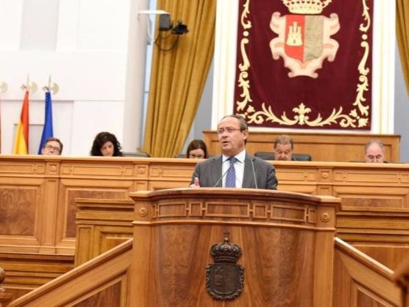 El consejero de Hacienda y Administraciones Pública, Juan Alfonso Ruiz Molina, durante su intervención en el Pleno de las Cortes