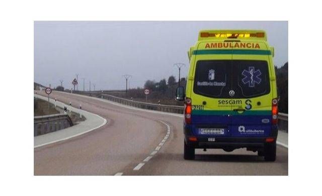 Dos heridas graves en un accidente de tráfico tras caer su turismo por un terraplén