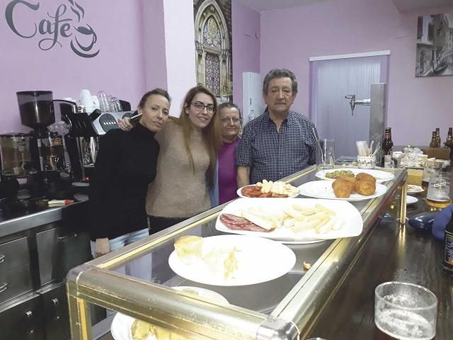 Consuelo y Félix abren el Bar 'Mar-Tani' en la calle Lagartera