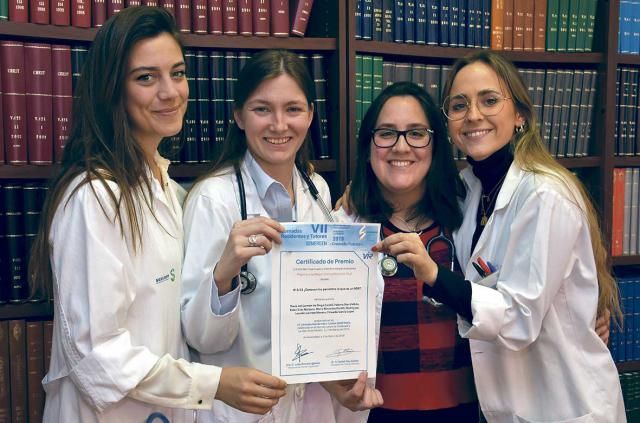 Cuatro de las residentes posan con el diploma