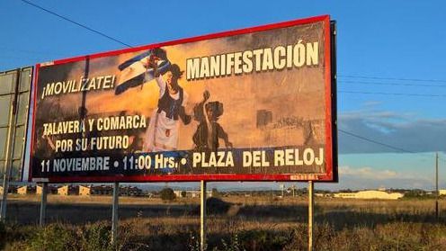 Cartel de la manifestación a la entrada de Talavera de la Reina