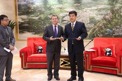 Page expresa su disposición a impulsar el hermanamiento entre Toledo y la ciudad de Chengdu