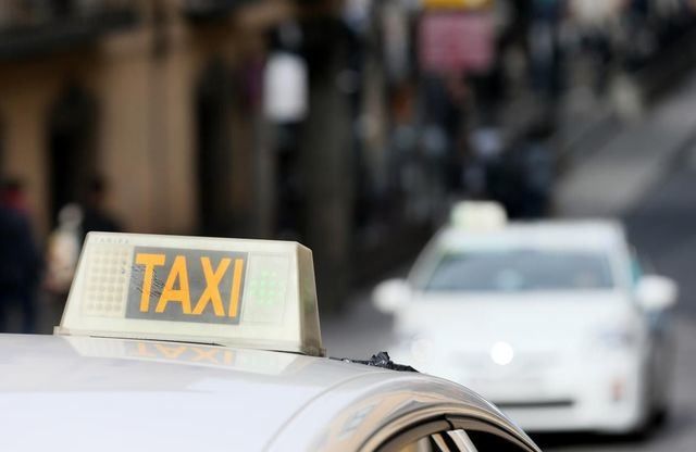 Atracan, agreden y queman el coche de un taxista talaverano