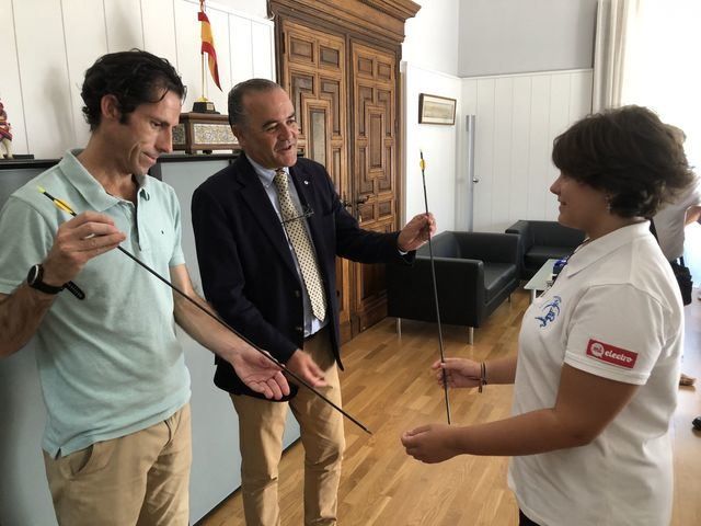 Naiara Aguado, subcampeona de España por equipos en la modalidad de arco recurvado instintivo (ARI), hace entrega de 2 flechas al alcalde de Talavera, José Julián Gregorio, y al concejal de Deportes, Antonio Núñez.