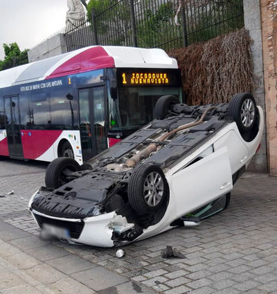 TOLEDO | Un coche vuelca en pleno Casco Histórico