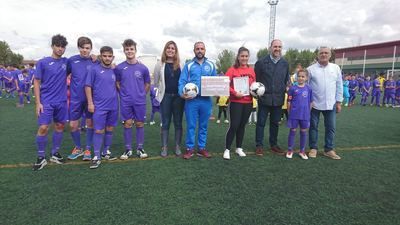 El delegado de la Junta en Talavera asiste a la presentación de los equipos de la Escuela de Fútbol Patrocinio