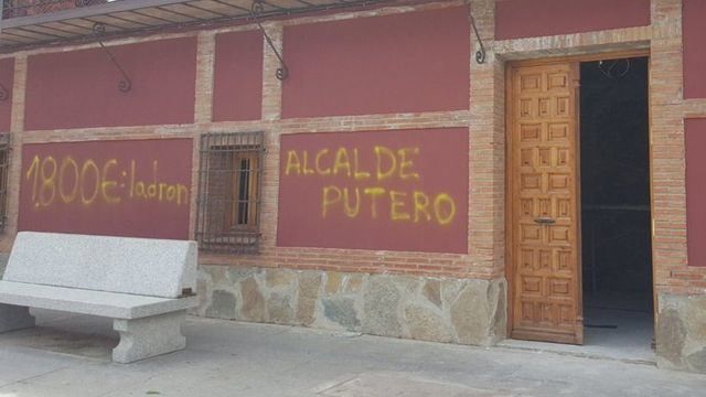 El PP de Burguillos muestra su total repulsa a las pintadas ofensivas contra el alcalde