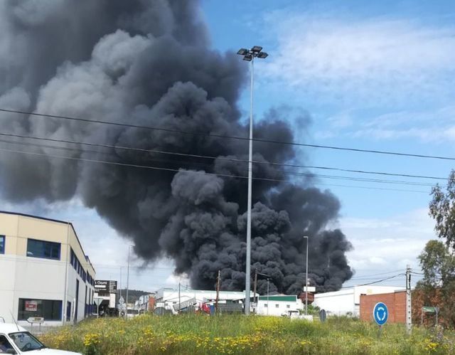 Continúa la extinción del incendio en una chatarrería en Pepino