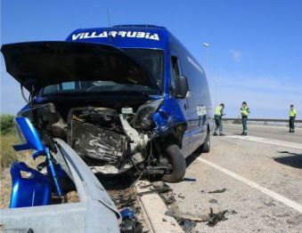 Once heridos tras la colisión frontal de un turismo y un minibús