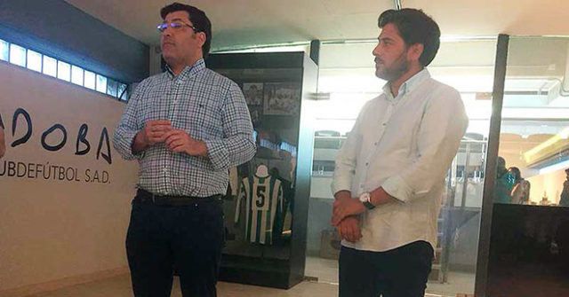 Antonio Viola junto al presidente Jesús León en su presentación cuando fichó por el Córdoba 