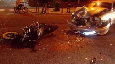 Choque entre una moto y un coche en el Paseo de la Estación