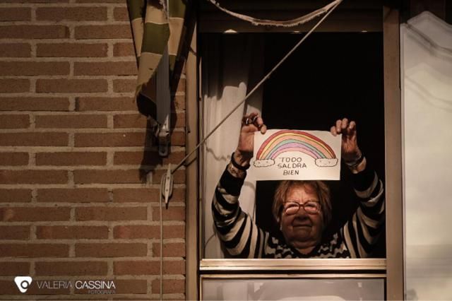 ‘Imágenes de una cuarentena: Por ellos, no bajemos los brazos’ (Foto: Valeria Cassina | La Voz del Tajo)