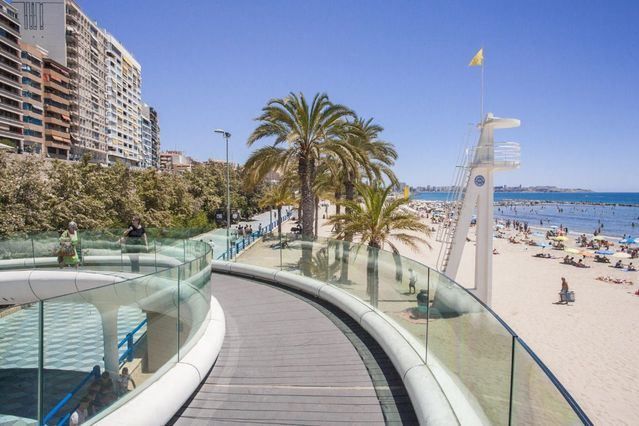 Playa del Postiguet en Alicante (Foto: Turismo de Alicante)