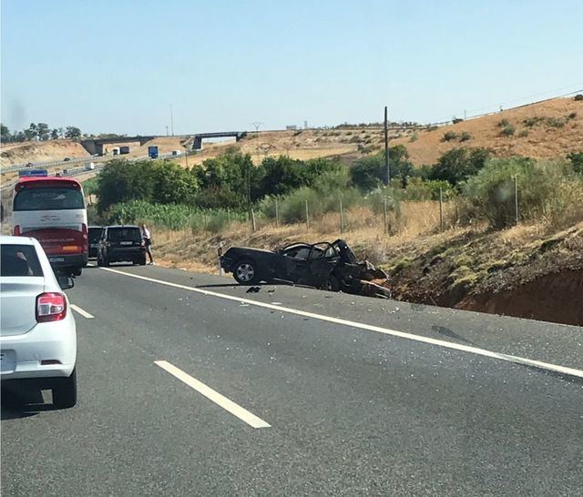 El coche accidentado tras salirse de la vía 