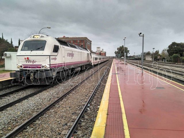 Tren Talgo en la estación de Talavera de la Reina (Foto: Aitor F. Baños)