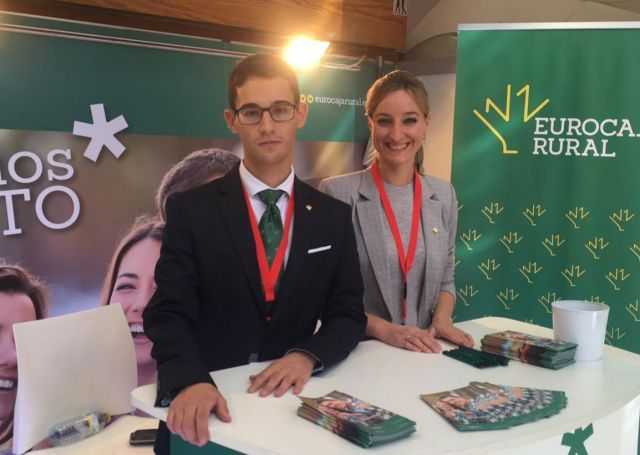 Rubén Campos y Ana Sanz en el stand de Eurocaja Rural del Foro de Empleo UCLM3E en el campus de Cuenca