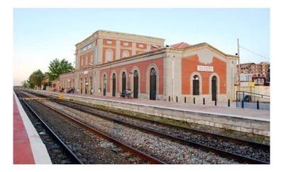 El pleno pide la inclusión del trayecto del tren Madrid-Talavera en el abono transporte