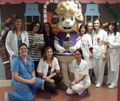 La mascota de Los Alfares visita la planta de pediatría del hospital de Talavera