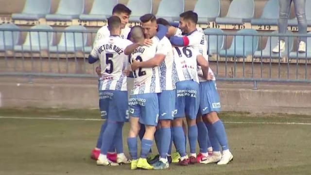 Alegría blanquiazul tras el gol de Monroy en la única victoria del CF Talavera esta temporada en casa. Fue ante l Villanovense el 10 de enero