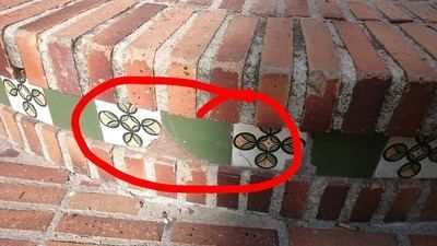 Denuncian la restauración con 'azulejos de cocina' en la Plaza de Puerta Zamora