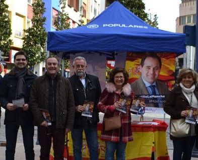 Santiago Serrano (i) con José Julián Gregorio, Jaime Ramos, Carmen Riolobos y Maivi González