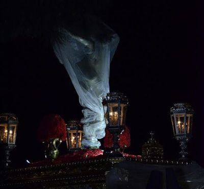 La lluvia no pudo con el 'silencio' del Cristo de la Espina | FOTOS