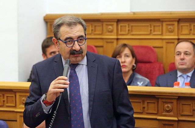 El consejero de Sanidad, Jesús Fernández Sanz, durante su intervención en el Pleno de las Cortes de Castilla-La Mancha 