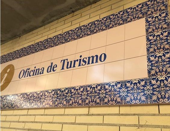 Cartel metálico en la Oficina de Turismo