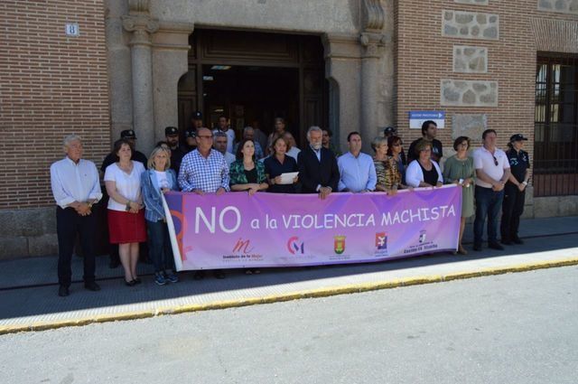 Talavera guarda un minuto de silencio por las mujeres asesinadas en el mes de mayo