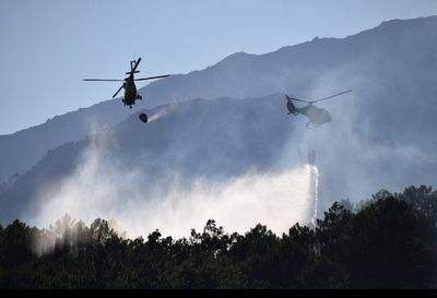 Cuatro medios y 16 personas continúan trabajando en la extinción de un incendio en Burguillos