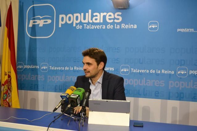 El portavoz del Grupo Municipal Popular, Santiago Serrano, en rueda de prensa /archivo