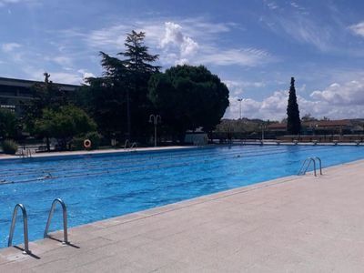 Reabre la piscina de La Alameda tras retirar el árbol caído