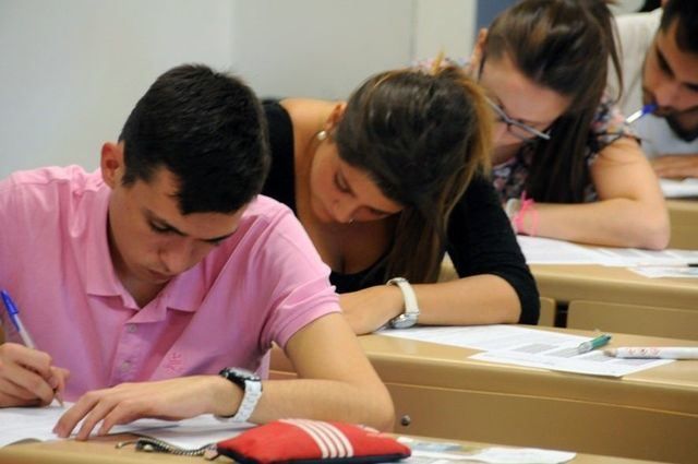 Las becas son indispensables para muchos alumnos / Archivo