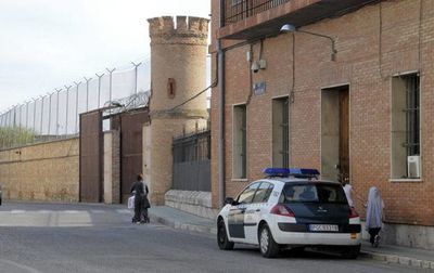 Un Guardia Civil auxilia a un bebé que se encontraba en parada dentro de la cárcel