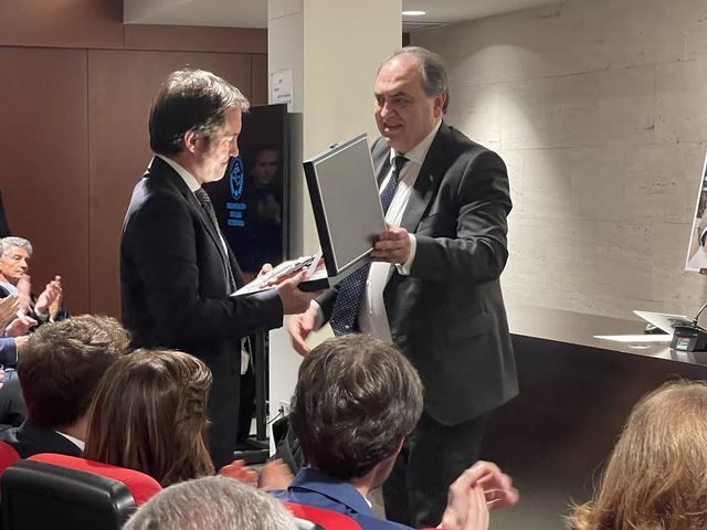 Entrega de una placa y un centro de flores a su familia 