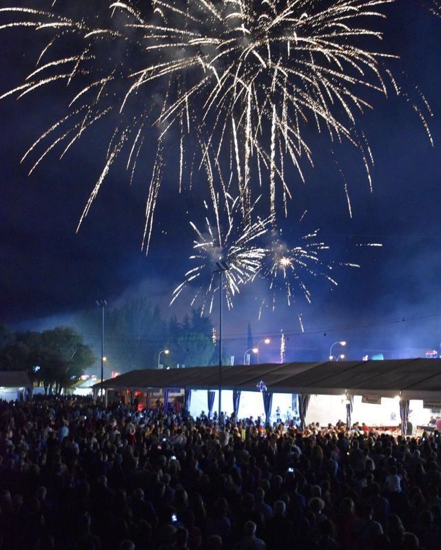 Los fuegos artificiales anuncian San Mateo.